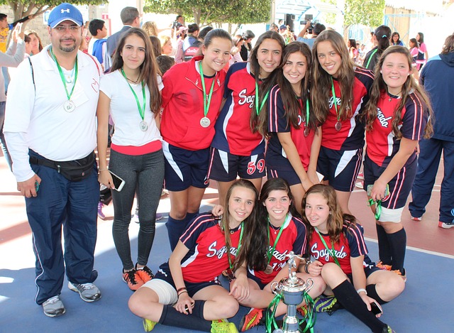 通过紧密的 通过紧密的